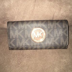 •Michael Kors Wallet•